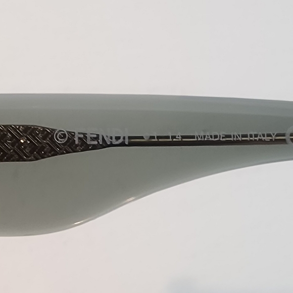 🔥FENDI🔥 Green Sunglasses Bold Cat-Eye Oval Design - 100% Authentic!! - Picture 3 of 8